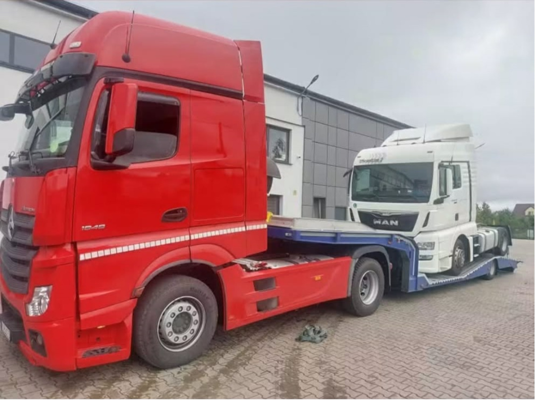 Transport samochodu ciężarowego na lawecie